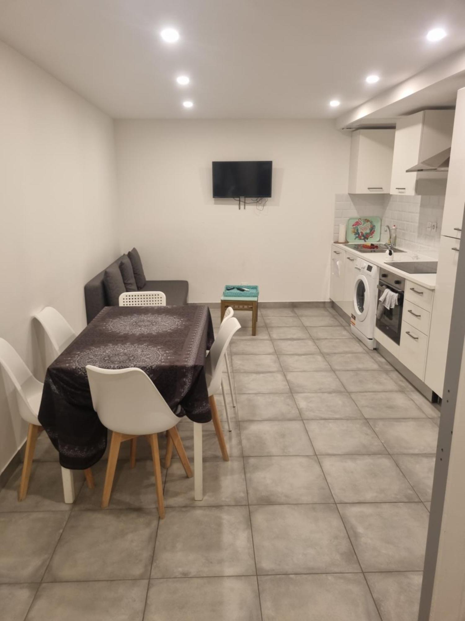 Grand Appartement, 2 Ou 3 Ou 4 Pieces, Tramway Sur Place, Proche Gare Sncf St Augustin 5 Min, Aeroport A 7 Min, Ou Allianz Riviera 10 Min, Palais Nikaia 2 Min , Supermarche Sur Place, Parking Possible Si Disponible Ou Payant A 1000 Metre Appartement *